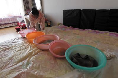 常熟楼上漏水，住户失联，小区没物管，业主维权难！律师来支招……